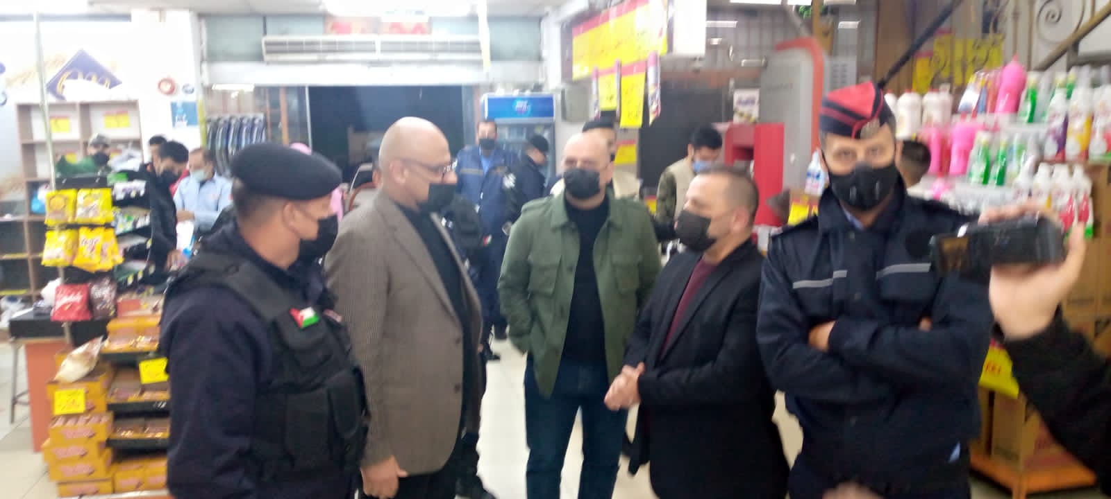 محافظ الزرقاء : بدء تنفيذ حملات تفتيشية على الاسواق التجارية والمنشآت لتنفيذ اوامر الدفاع والبلاغات الصادرة عنها  