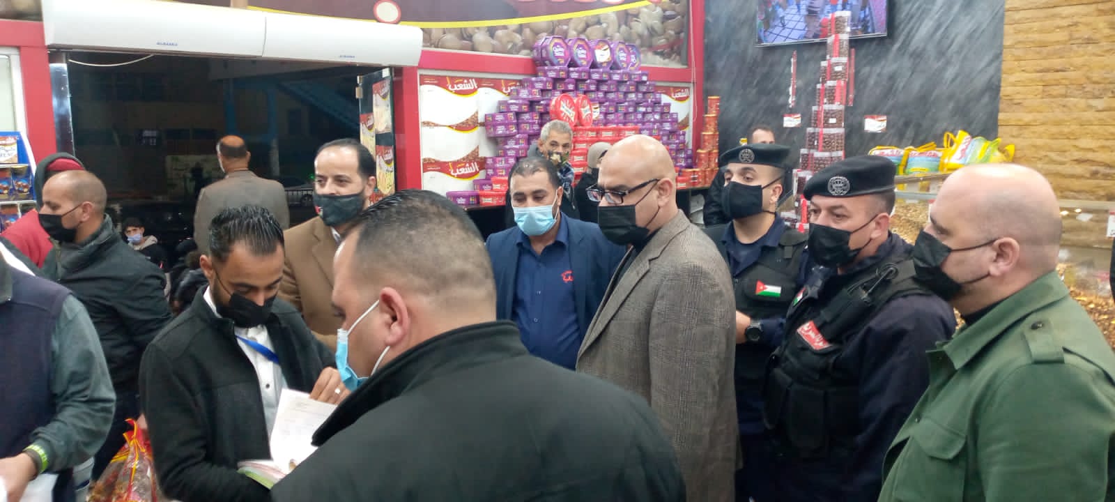 محافظ الزرقاء : بدء تنفيذ حملات تفتيشية على الاسواق التجارية والمنشآت لتنفيذ اوامر الدفاع والبلاغات الصادرة عنها  