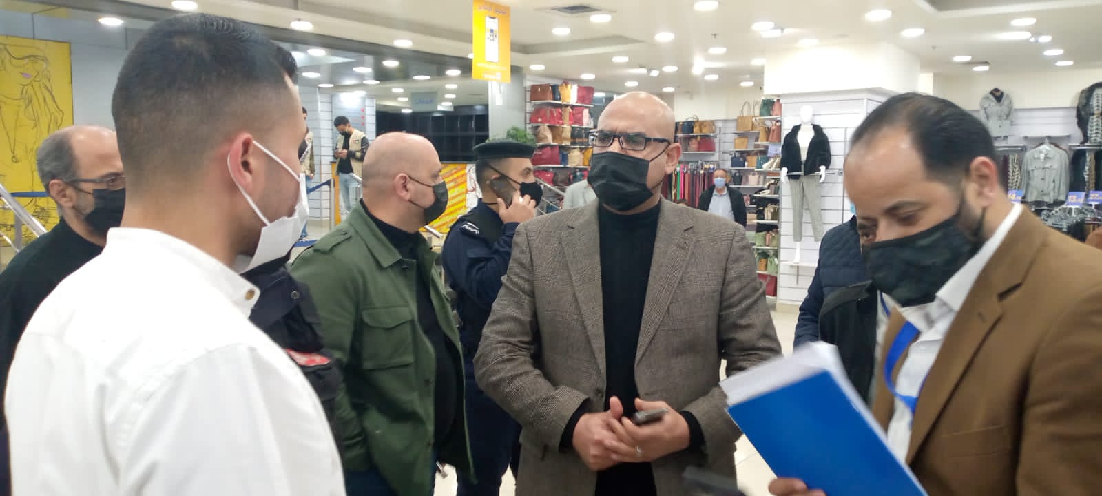 محافظ الزرقاء : بدء تنفيذ حملات تفتيشية على الاسواق التجارية والمنشآت لتنفيذ اوامر الدفاع والبلاغات الصادرة عنها  