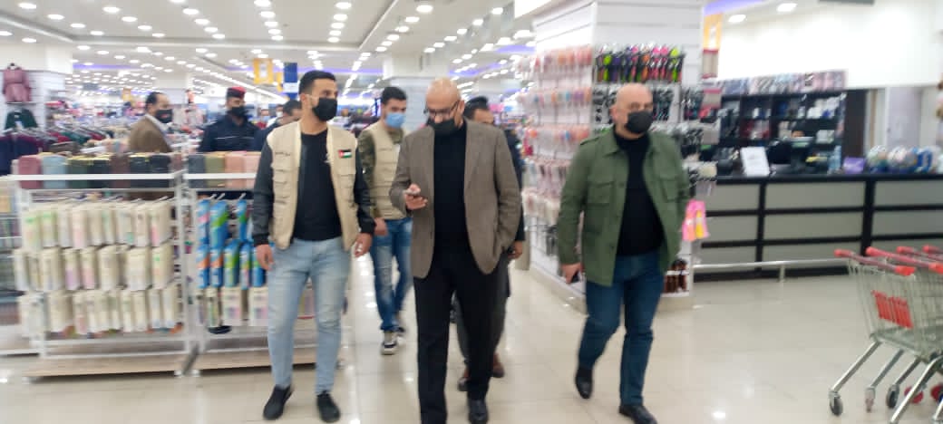 محافظ الزرقاء : بدء تنفيذ حملات تفتيشية على الاسواق التجارية والمنشآت لتنفيذ اوامر الدفاع والبلاغات الصادرة عنها  