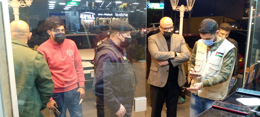 محافظ الزرقاء : بدء تنفيذ حملات تفتيشية على الاسواق التجارية والمنشآت لتنفيذ اوامر الدفاع والبلاغات الصادرة عنها  