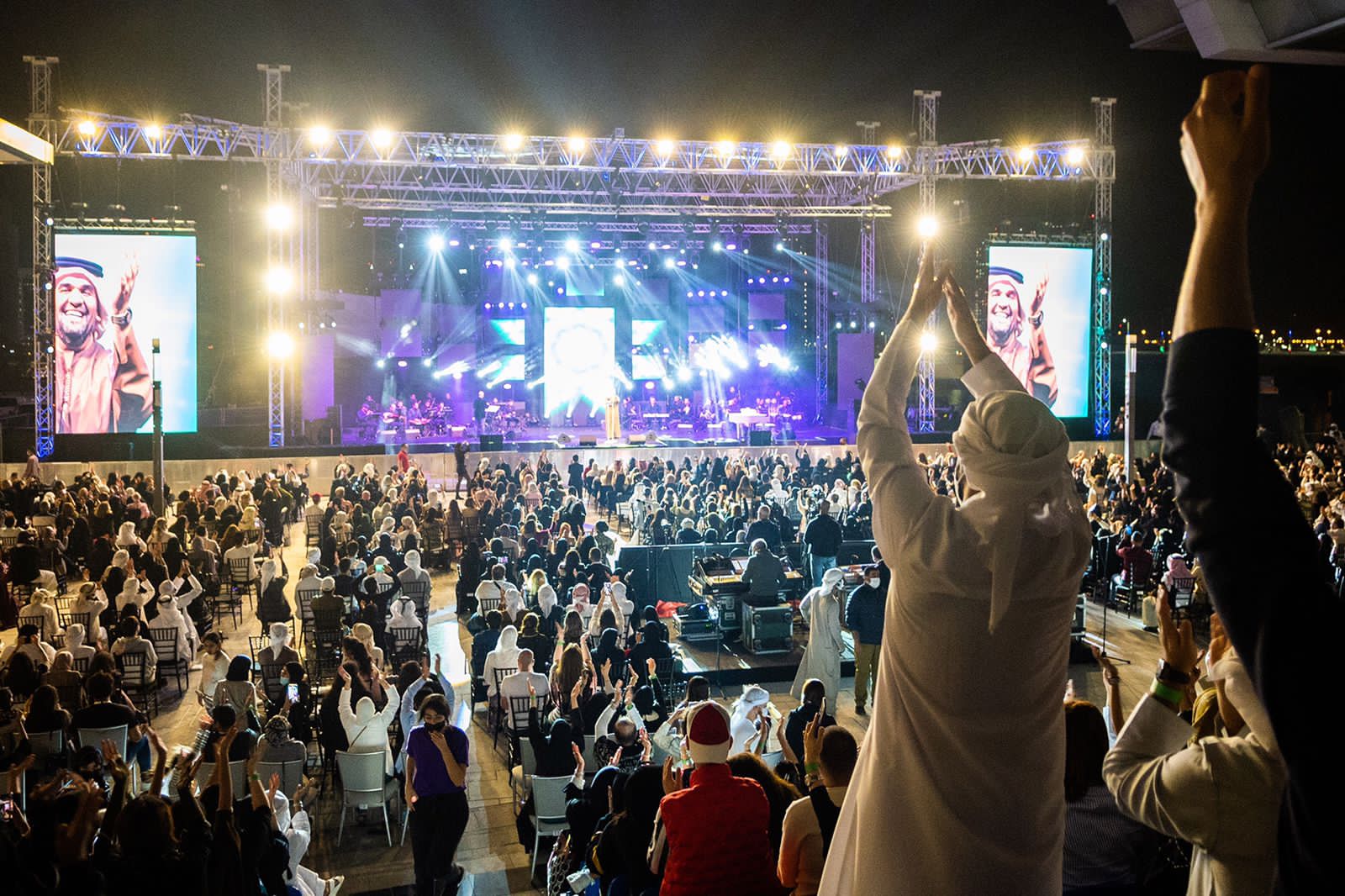 حسين الجسمي يستقبل العام الجديد 2022 في أبوظبي بأمنيات المحبة والسلام)