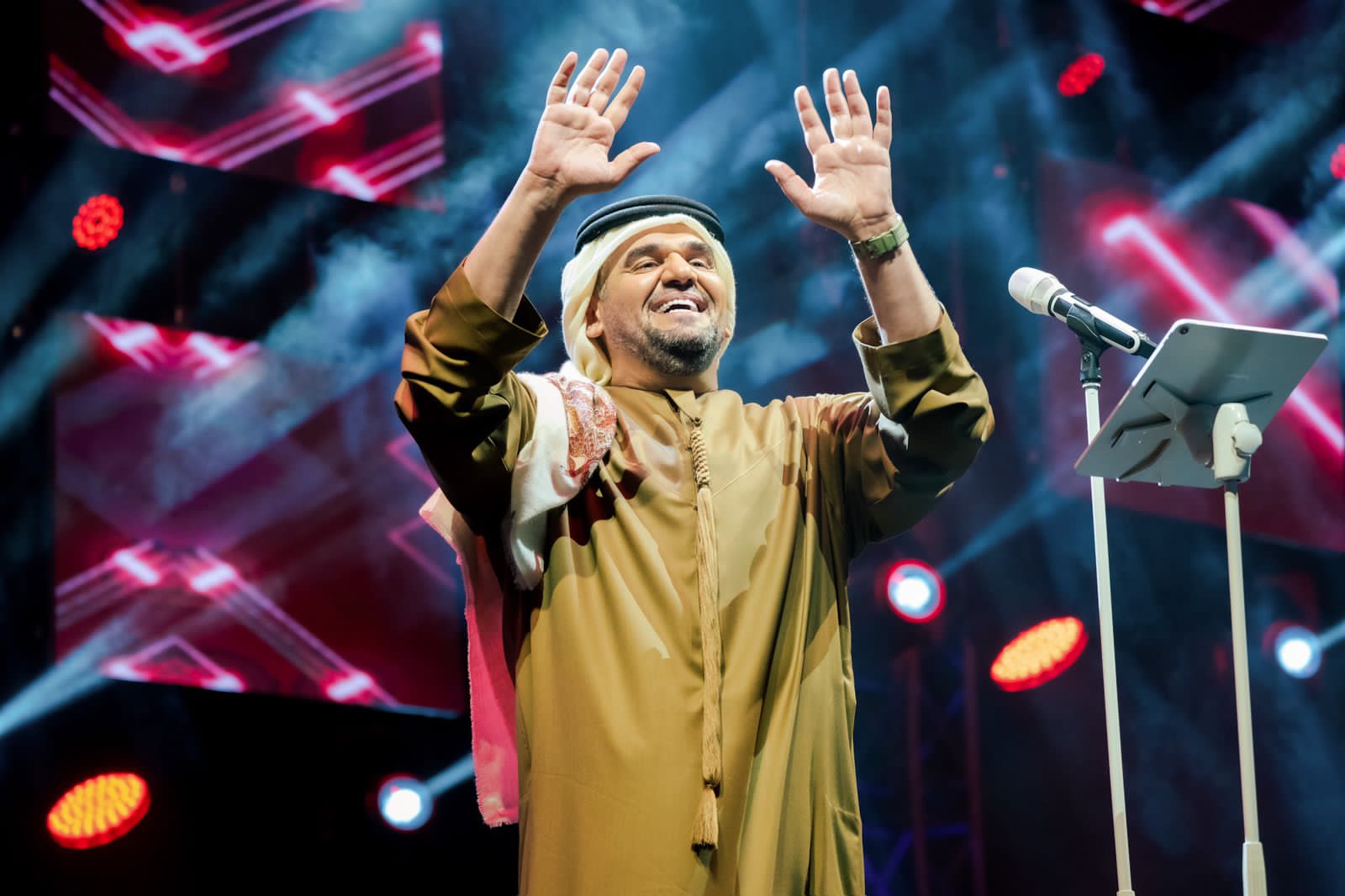 حسين الجسمي يستقبل العام الجديد 2022 في أبوظبي بأمنيات المحبة والسلام)