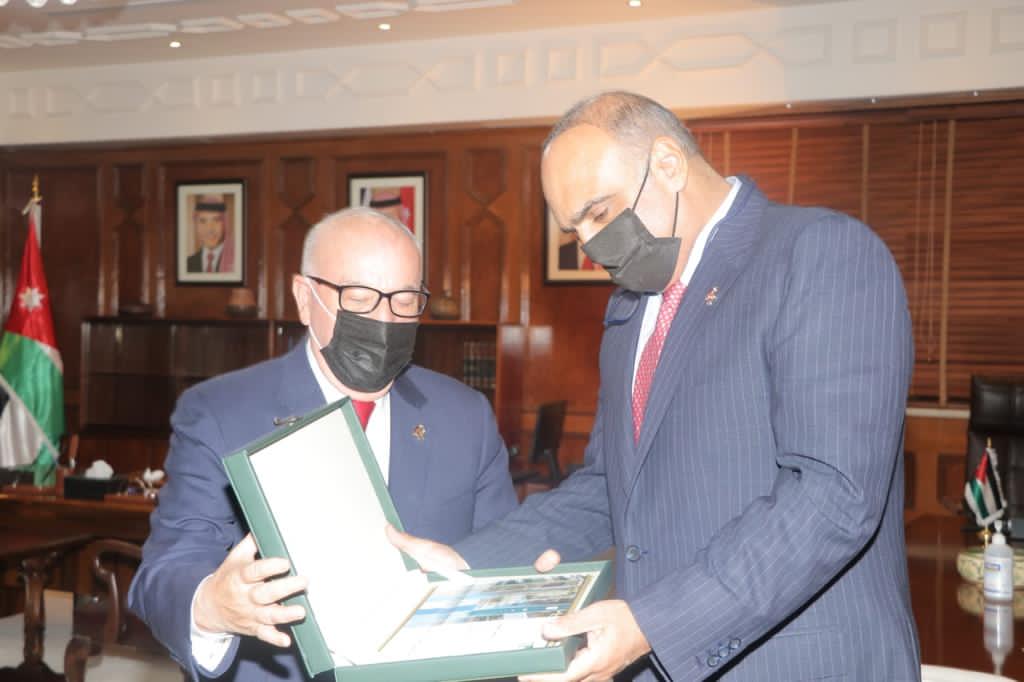 وزير الاشغال يسلم رئيس الوزراء نسخة من كتاب مئوية الوزارة الذي يتناول إنجازاتها