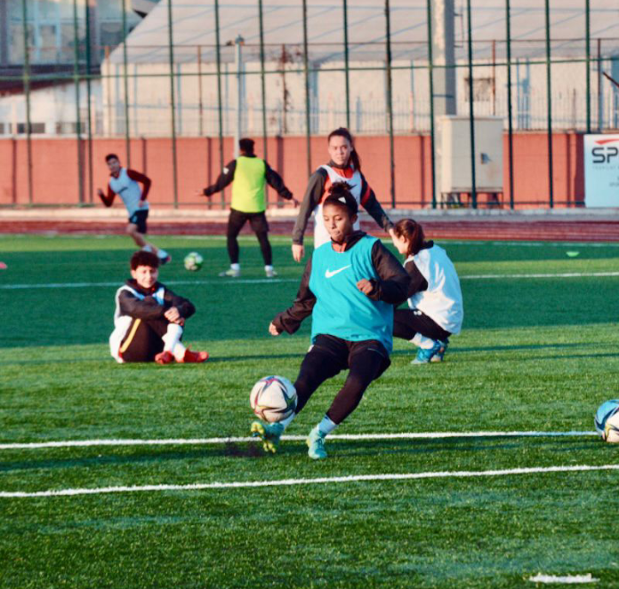 الأردنيه إيناس الجماعين تحترف مع نادي فومجيت التركي لكرة القدم