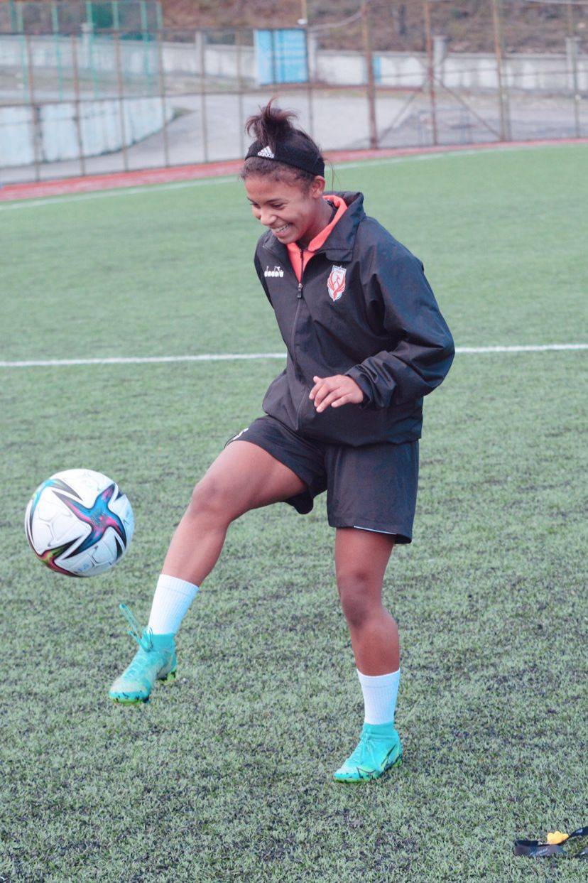 الأردنيه إيناس الجماعين تحترف مع نادي فومجيت التركي لكرة القدم