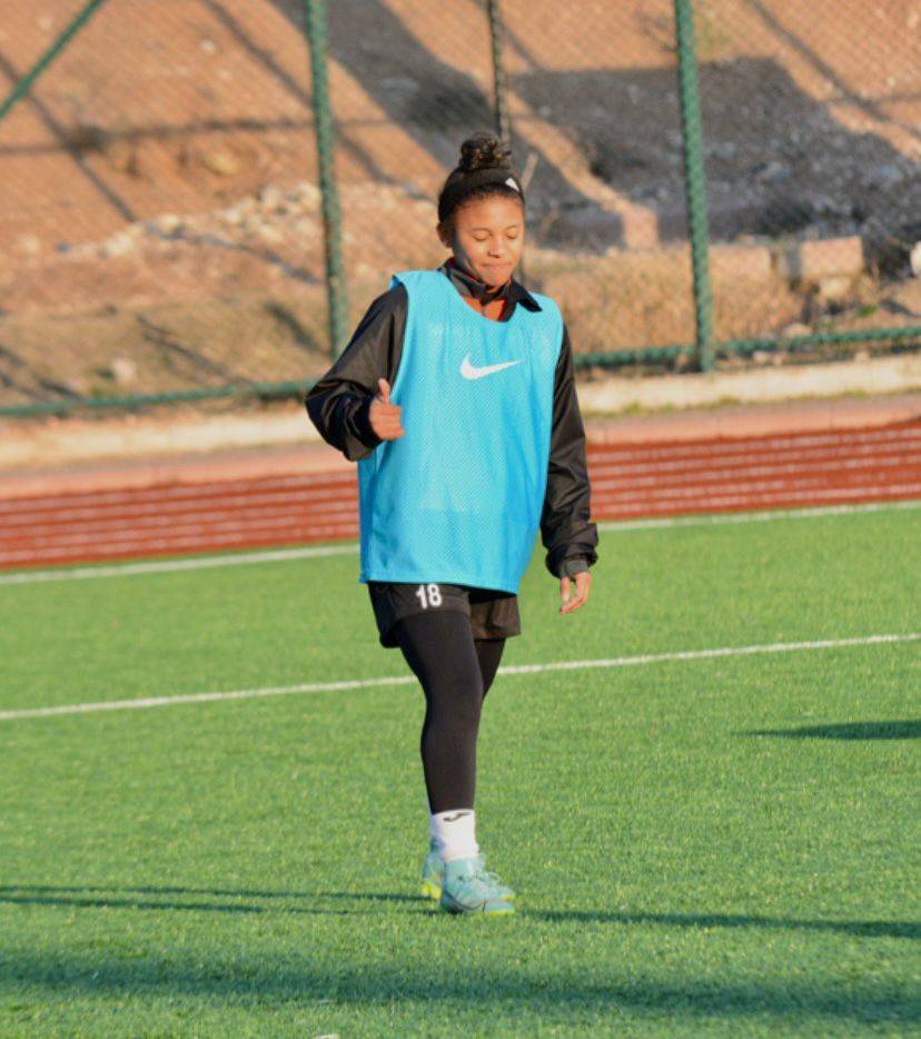 الأردنيه إيناس الجماعين تحترف مع نادي فومجيت التركي لكرة القدم