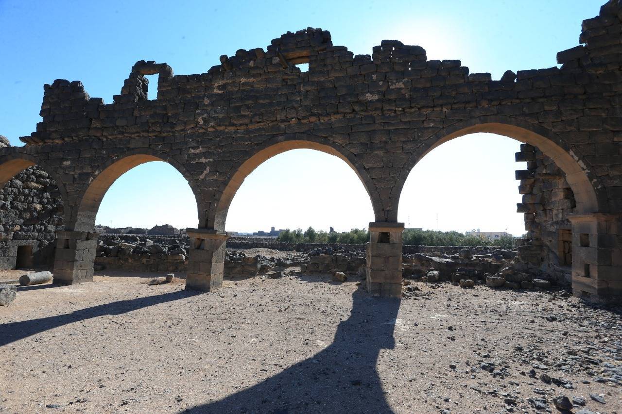 وزير السياحة والآثار يتفقد المواقع الأثرية في المفرق