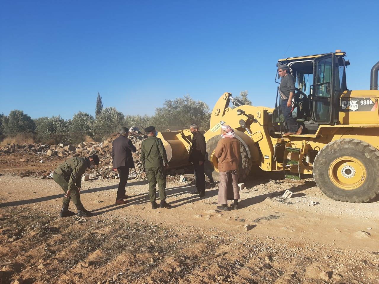 محافظ المفرق يتابع ميدانياً ازالة العوائق والأنقاض للحفاظِ على البيئة والصحة العامة