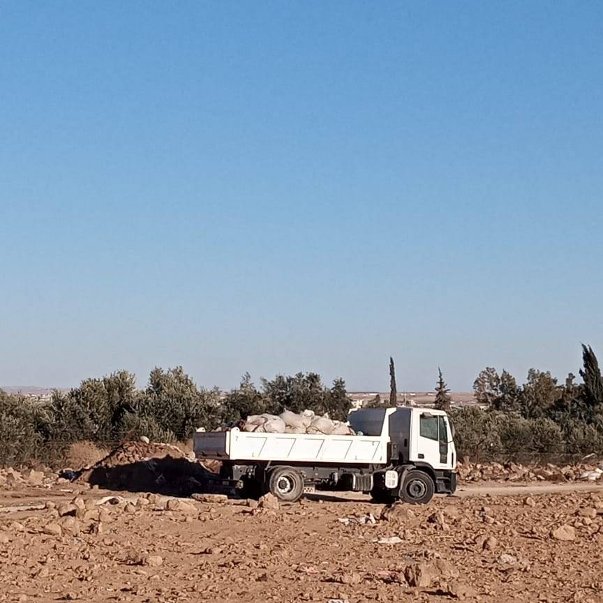 محافظ المفرق يتابع ميدانياً ازالة العوائق والأنقاض للحفاظِ على البيئة والصحة العامة