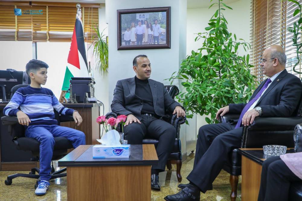 كهرباء اربد تكرم بطل العالم في الحساب الذهني الطالب حمزة المومني 