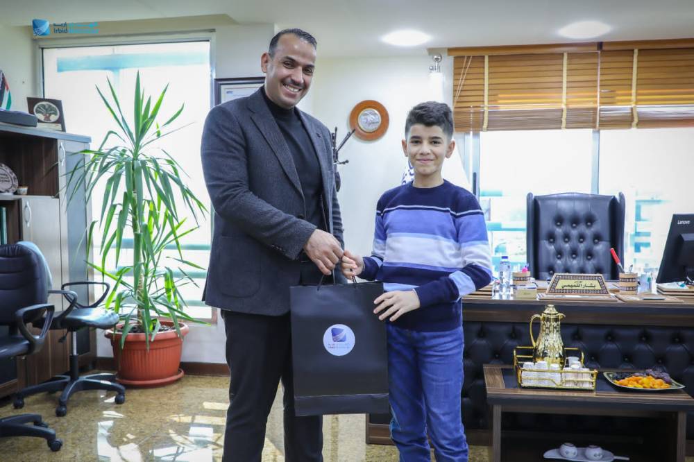 كهرباء اربد تكرم بطل العالم في الحساب الذهني الطالب حمزة المومني 