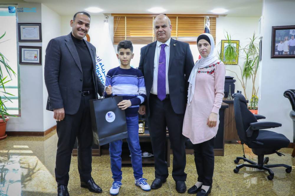 كهرباء اربد تكرم بطل العالم في الحساب الذهني الطالب حمزة المومني 