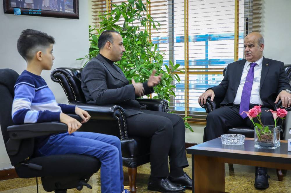 كهرباء اربد تكرم بطل العالم في الحساب الذهني الطالب حمزة المومني 