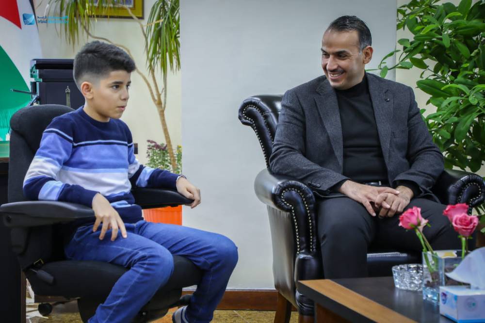 كهرباء اربد تكرم بطل العالم في الحساب الذهني الطالب حمزة المومني 