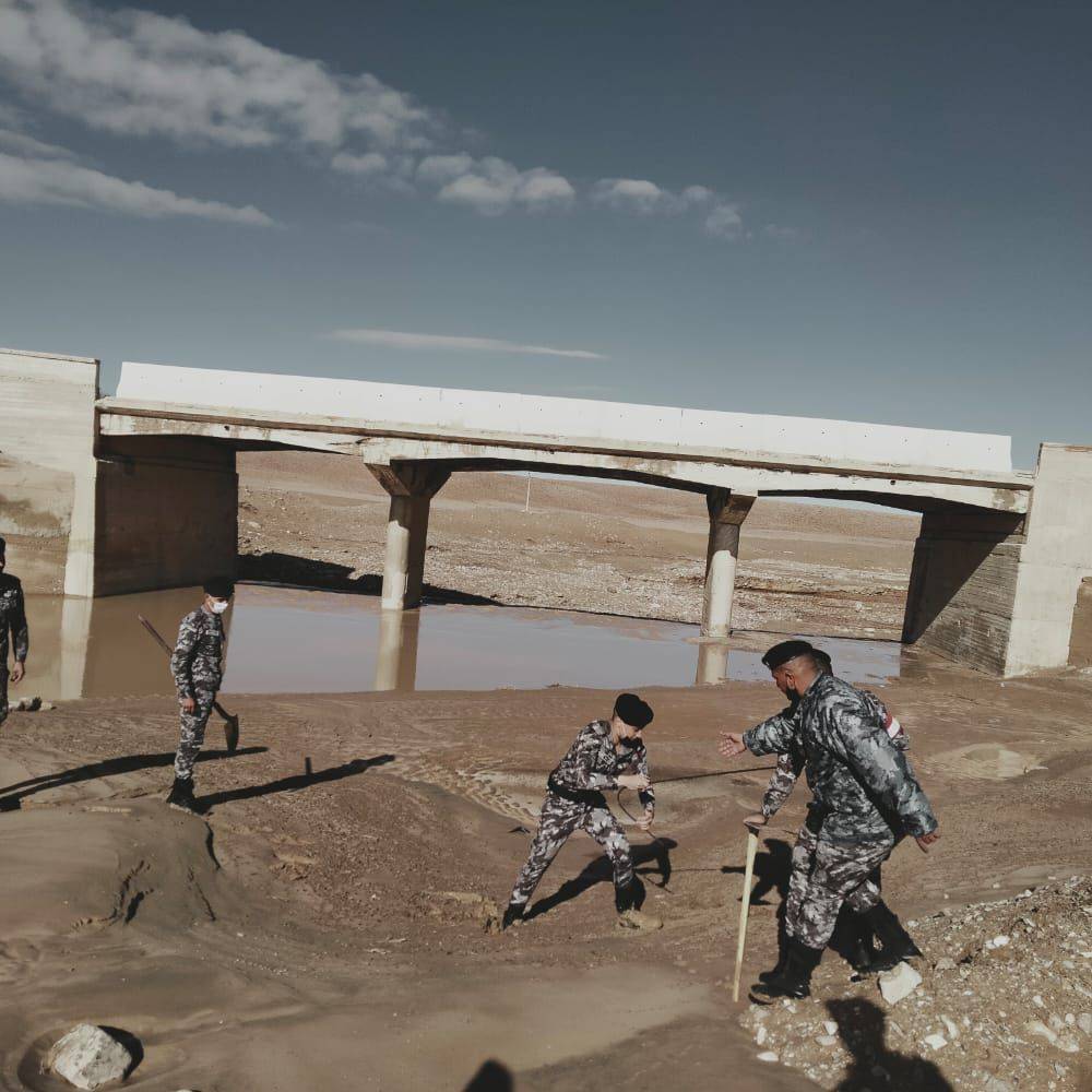 الحواتمه يتابع جهود البحث عن مركبة بداخلها شخص جرفتها السيول أمس في محافظة معان