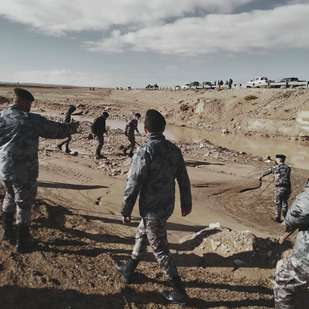 الحواتمه يتابع جهود البحث عن مركبة بداخلها شخص جرفتها السيول أمس في محافظة معان