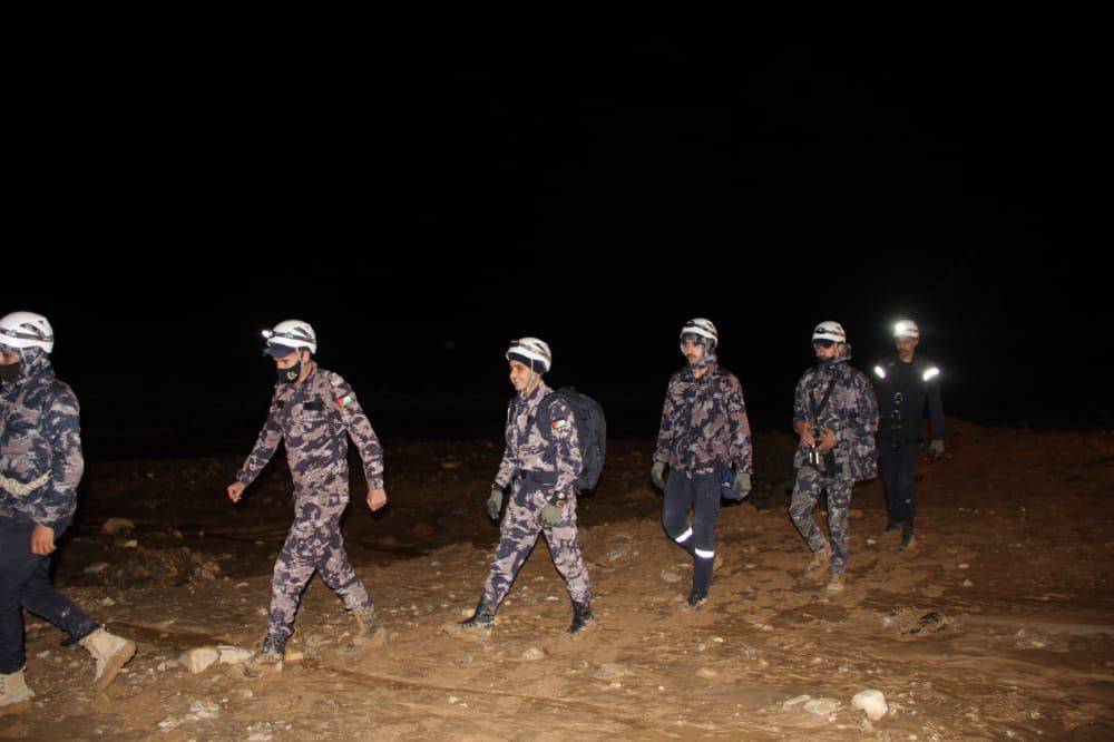 الحواتمه يتابع جهود البحث عن مركبة بداخلها شخص جرفتها السيول أمس في محافظة معان