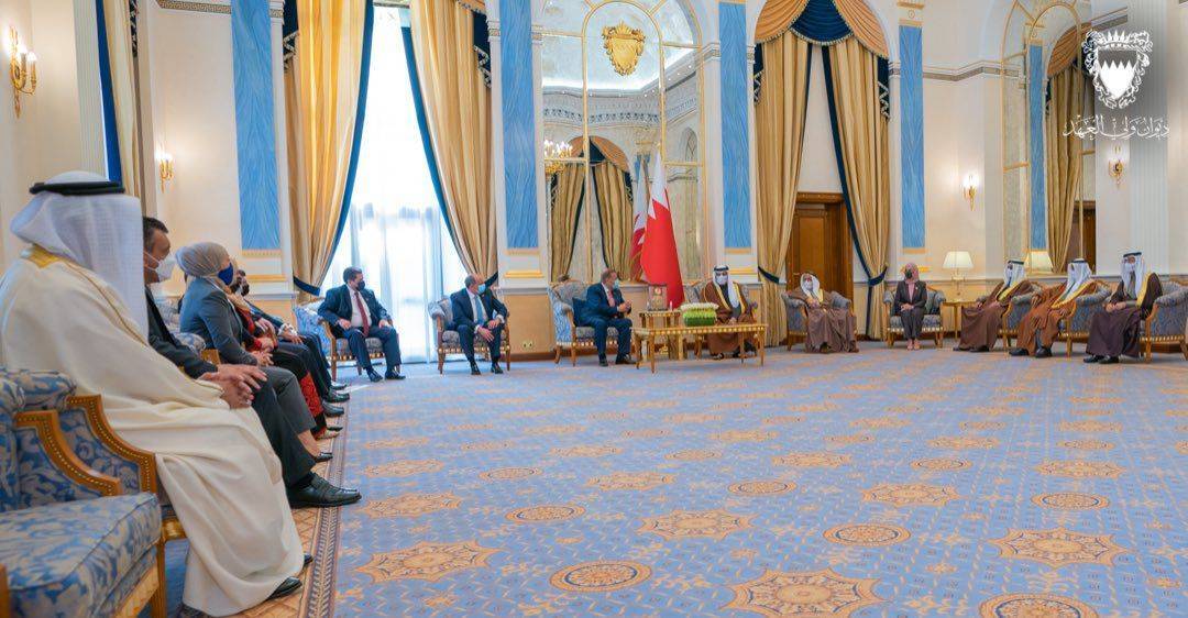 رسالة خطية من الملك ينقلها الدغمي لملك البحرين   