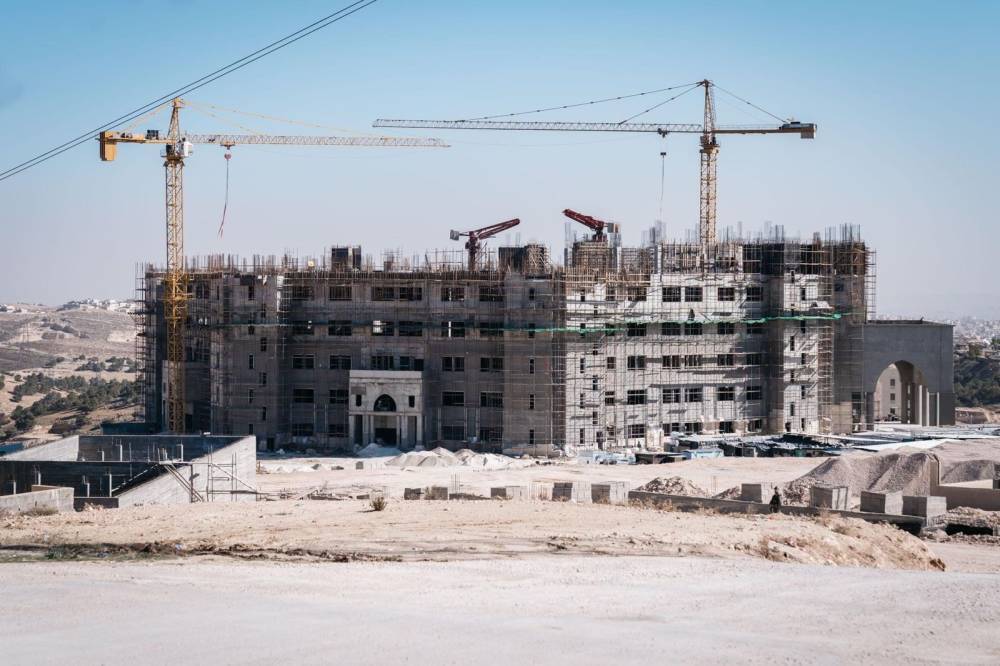 الملك يتفقد سير العمل في مشروع الموقع الجديد للقيادة العامة للقوات المسلحة الأردنية