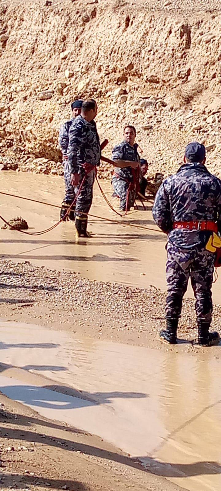 العثور على جثة شاب جرفته السيول بمركبته في معان