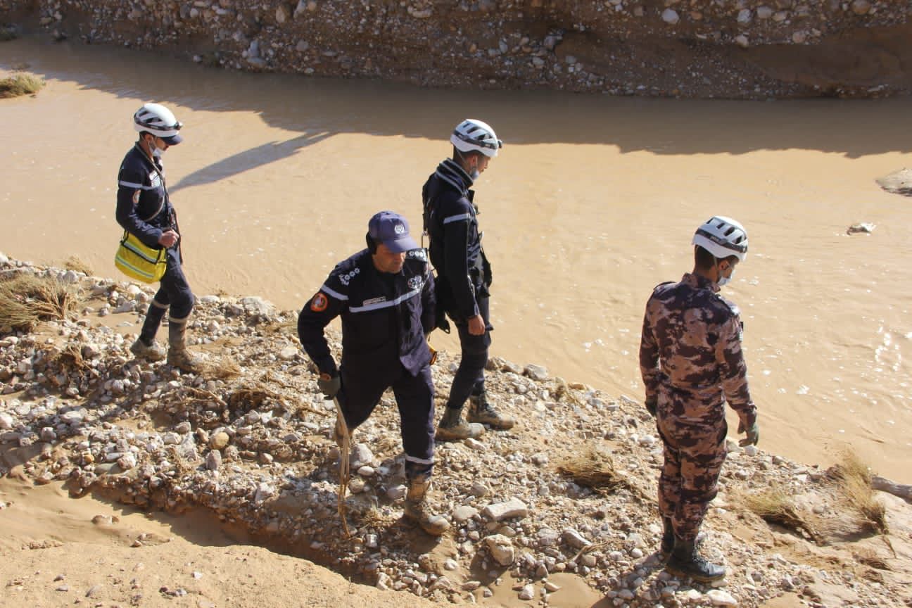 العثور على جثة شاب جرفته السيول بمركبته في معان