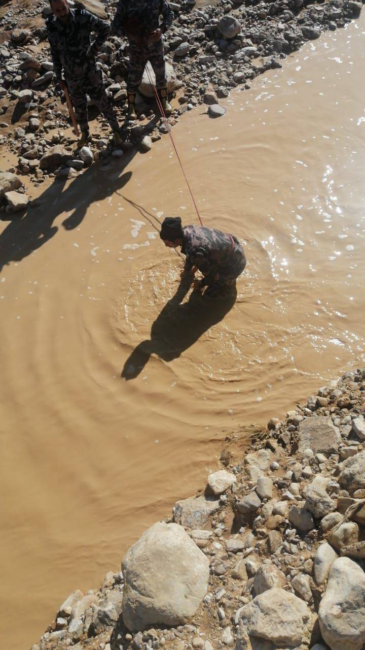 العثور على جثة شاب جرفته السيول بمركبته في معان