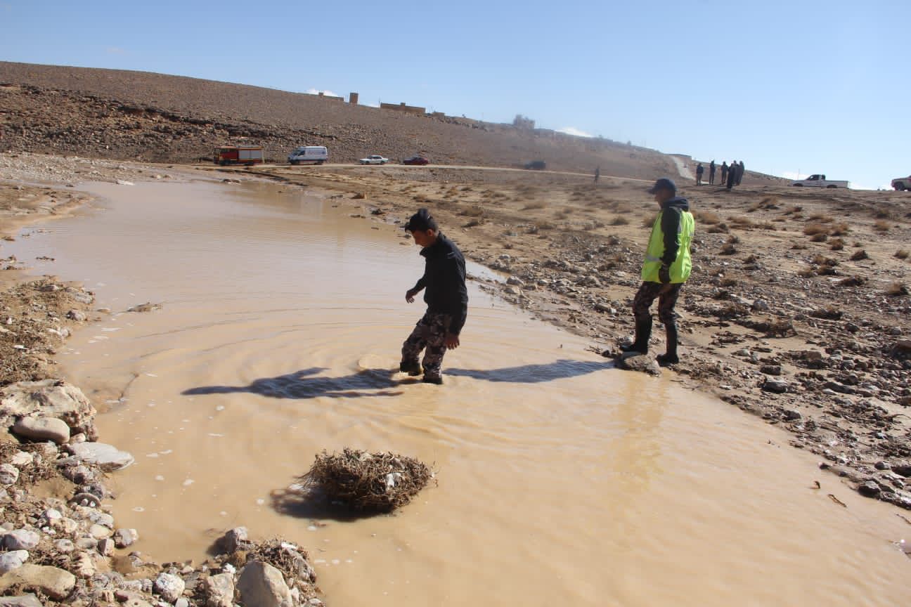 العثور على جثة شاب جرفته السيول بمركبته في معان