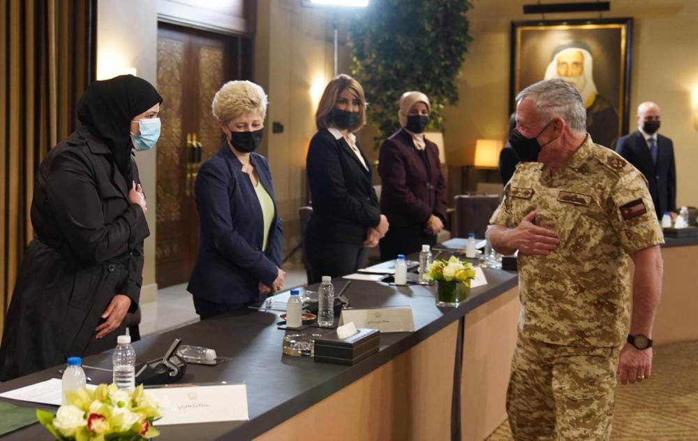 الملك يلتقي ممثلات عن القطاع النسائي ويؤكد دور المرأة في إنجاح عملية التحديث السياسي