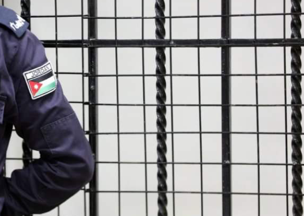 شخص يكرِّر جرائمه 15 مرَّة وجنايات مأدبا تضعه بالسِّجن 30 عاما