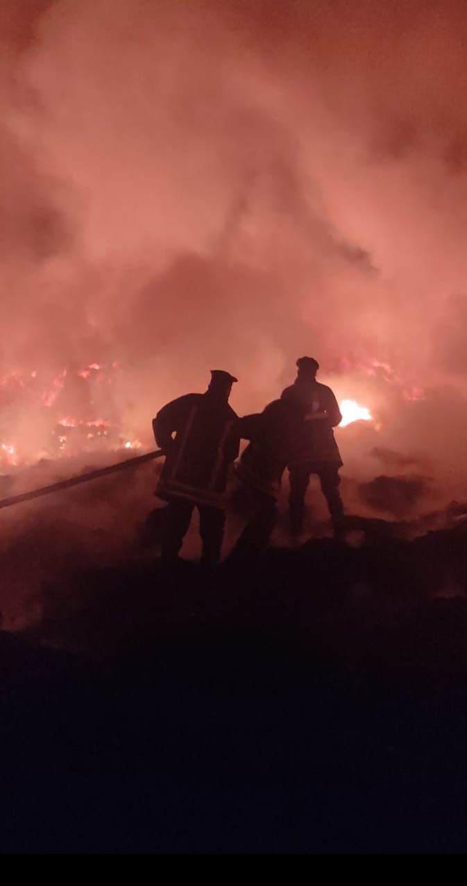 الدفاع المدني يخمد حريق ساحة خارجية تتبع لأحد المصانع في محافظة المفرق