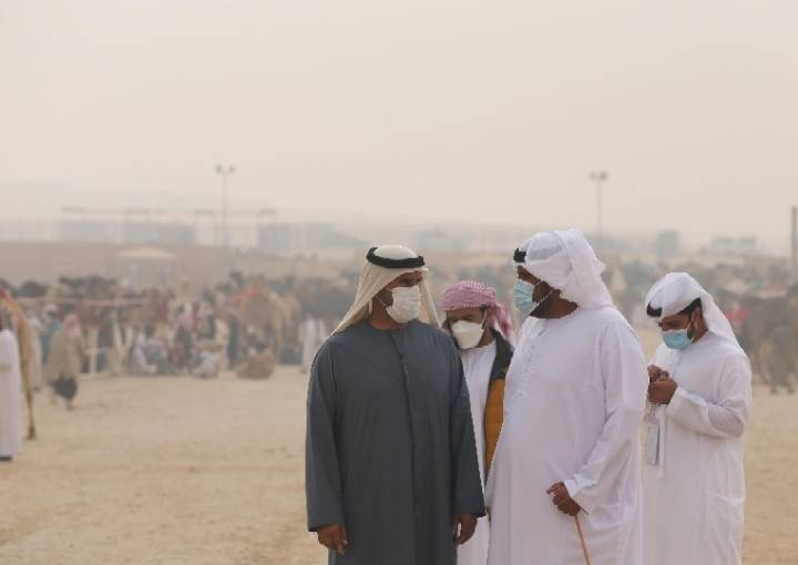 فارس المزروعي يتفقد موقع مزاينة الإبل في مهرجان الظفرة