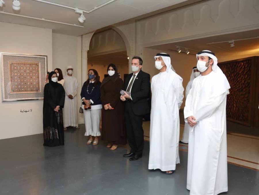 وفد من السفارة الأمریكیة في زیارة لمھرجان الفنون الإسلامیة في الشارقة