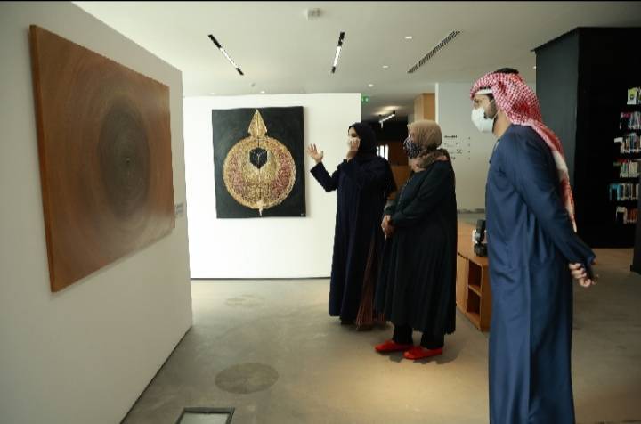 هالة بدري تزور معرض رحلة في مكتبة الصفا للفنون والتصميم