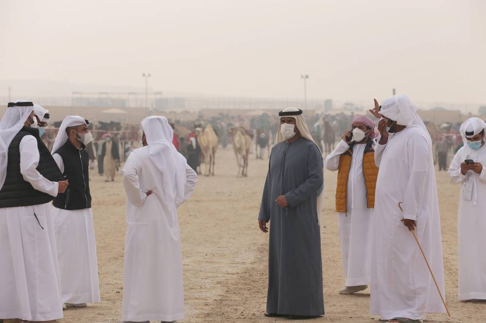 فارس المزروعي يتفقد موقع مزاينة الإبل في مهرجان الظفرة