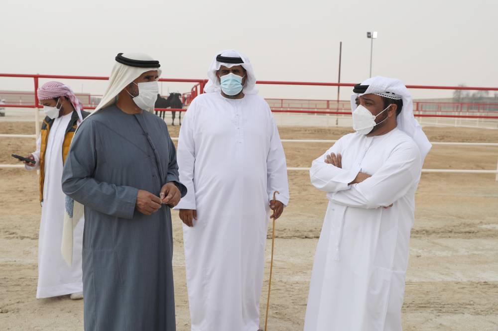 فارس المزروعي يتفقد موقع مزاينة الإبل في مهرجان الظفرة