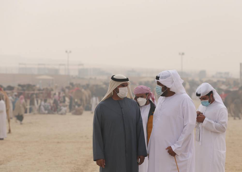 فارس المزروعي يتفقد موقع مزاينة الإبل في مهرجان الظفرة