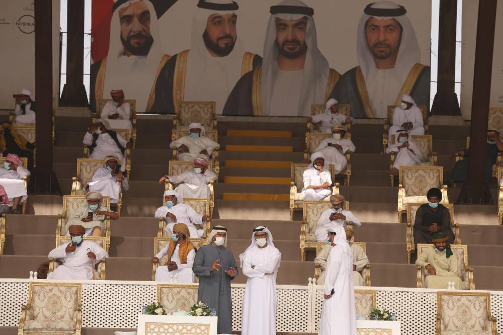 فارس المزروعي يتفقد موقع مزاينة الإبل في مهرجان الظفرة