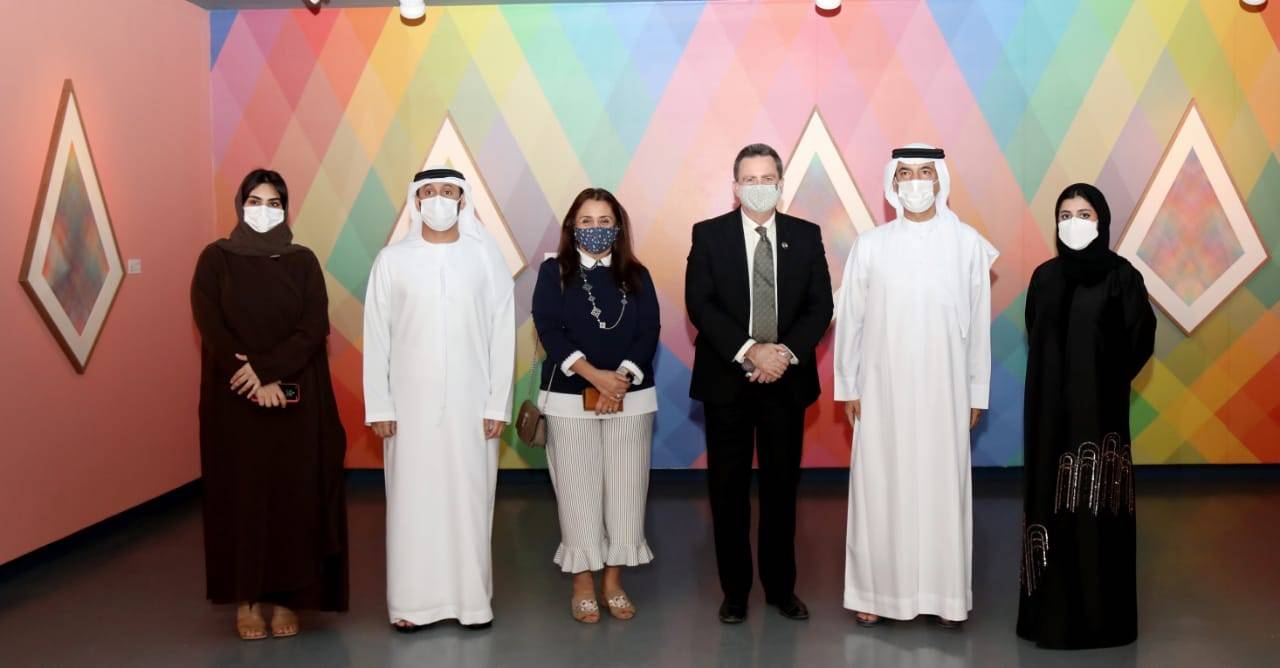 وفد من السفارة الأمریكیة في زیارة لمھرجان الفنون الإسلامیة في الشارقة