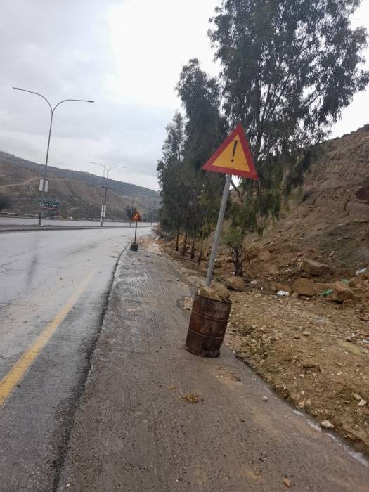 الاشغال: تساقط التربة والحجارة على طريق مدخل جرش لم تتسبب بإغلاق الطريق