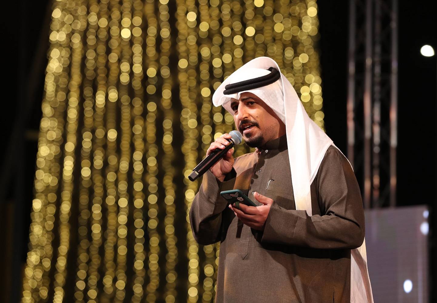 الإثارة والحماس والتشويق تملء منصة مزاينة الإبل في مهرجان الظفرة