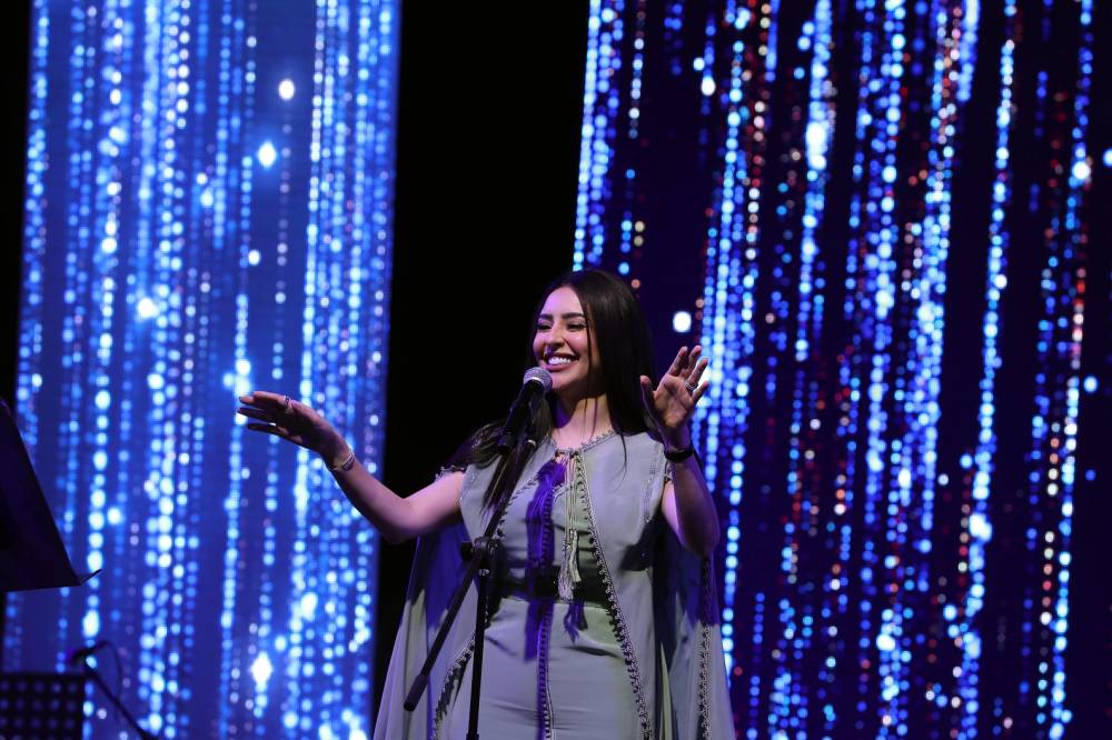 الإثارة والحماس والتشويق تملء منصة مزاينة الإبل في مهرجان الظفرة