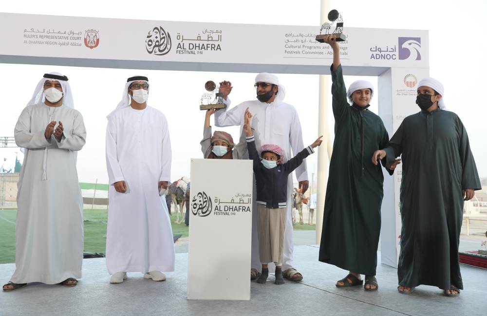 الإثارة والحماس والتشويق تملء منصة مزاينة الإبل في مهرجان الظفرة