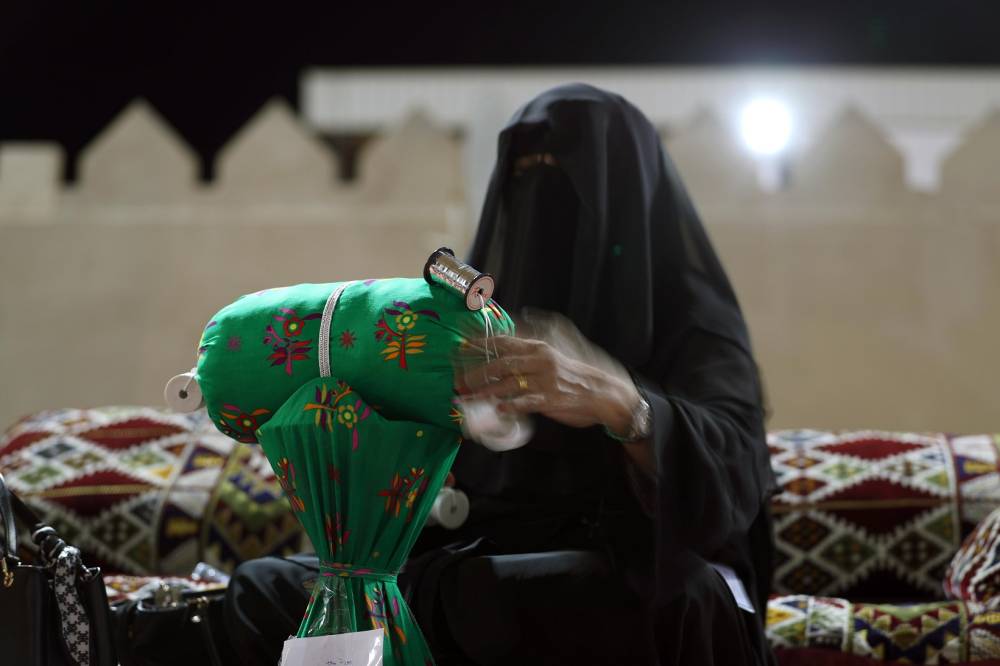 الإثارة والحماس والتشويق تملء منصة مزاينة الإبل في مهرجان الظفرة