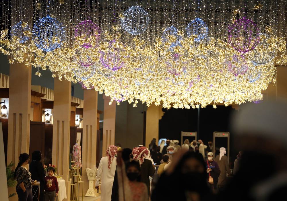 الإثارة والحماس والتشويق تملء منصة مزاينة الإبل في مهرجان الظفرة