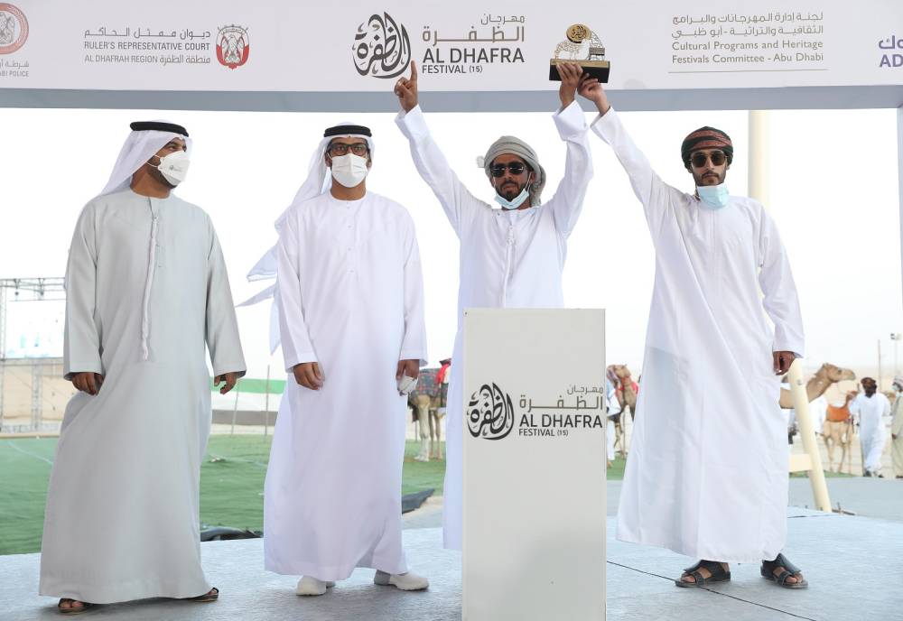 الإثارة والحماس والتشويق تملء منصة مزاينة الإبل في مهرجان الظفرة