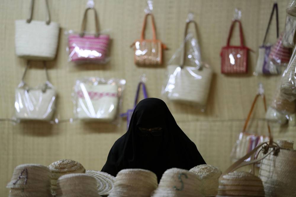 الإثارة والحماس والتشويق تملء منصة مزاينة الإبل في مهرجان الظفرة