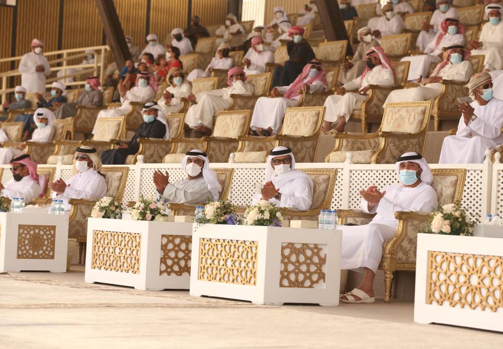 الإثارة والحماس والتشويق تملء منصة مزاينة الإبل في مهرجان الظفرة