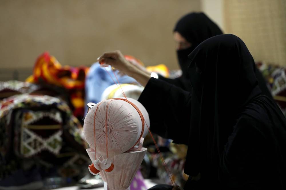 الإثارة والحماس والتشويق تملء منصة مزاينة الإبل في مهرجان الظفرة