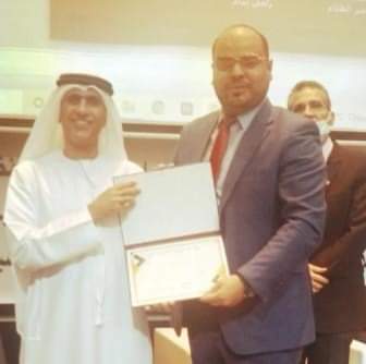 الشيخ المهندس سالم بن سلطان القاسمي يكرم الشاعر الأردني شاكر المشاقبة